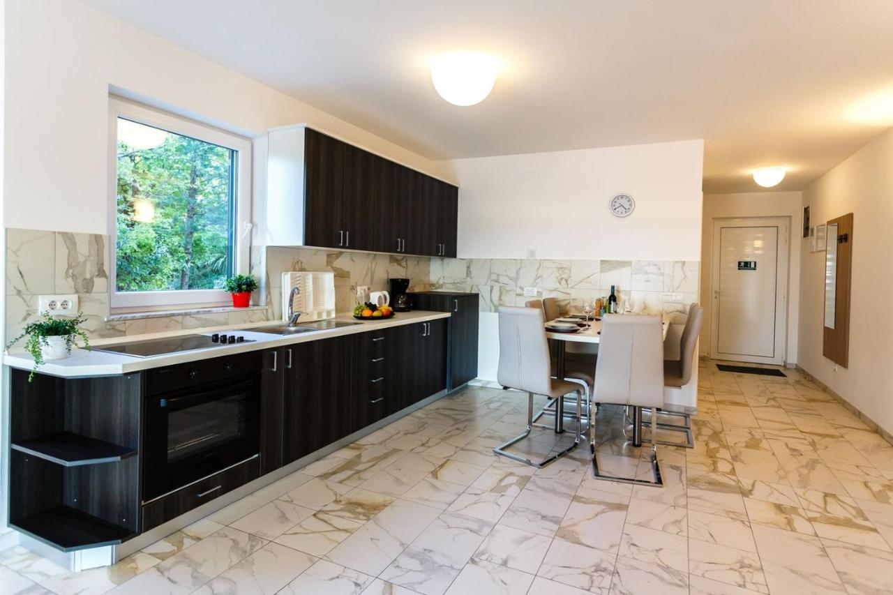 מאלינסקה Apartments Adria מראה חיצוני תמונה